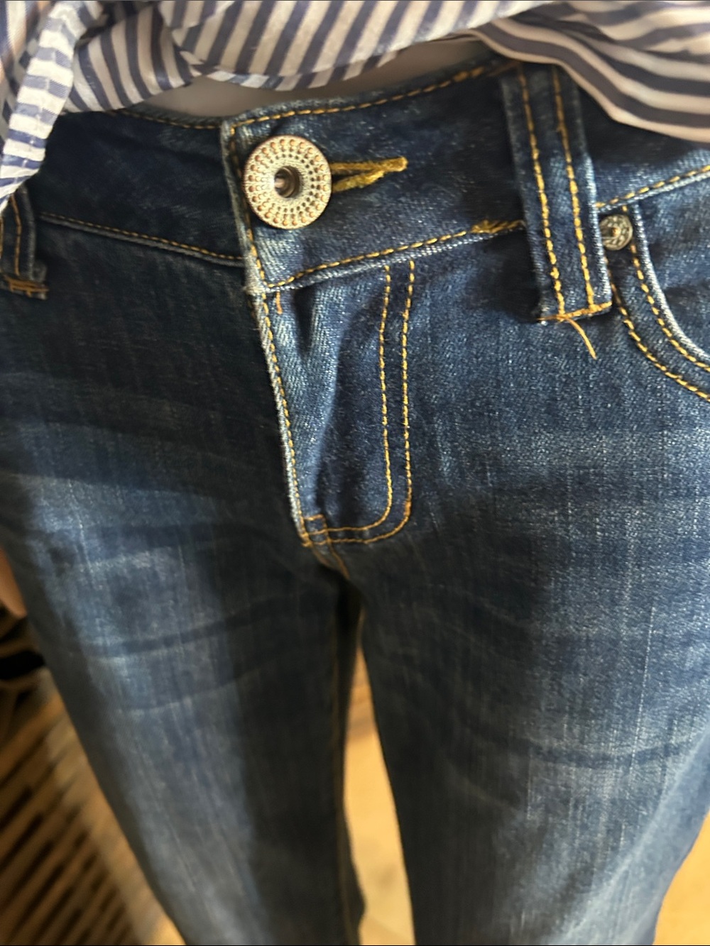 CABI JEANS LOWRISE STRAIGHT LEG 2 - Picture 3 of 8